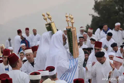 Members of the Samaritan sect take part in a traditional pilgrimage marking the holiday of Passover atop Mount Gerizim near the West Bank city of Nablus, on April 27, 2015. Photo by Nedal Eshtayah