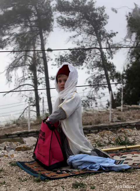Members of the Samaritan sect take part in a traditional pilgrimage marking the holiday of Passover atop Mount Gerizim near the West Bank city of Nablus, on April 27, 2015. Photo by Nedal Eshtayah