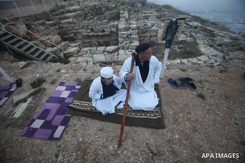 Members of the Samaritan sect take part in a traditional pilgrimage marking the holiday of Passover atop Mount Gerizim near the West Bank city of Nablus, on April 27, 2015. Photo by Nedal Eshtayah