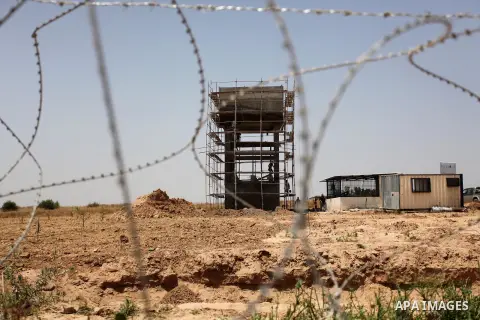 Palestinian workers built a well during the Workers' Day, in Khan Younis in the southern Gaza Strip May 1, 2016. Photo by Ashraf Amra