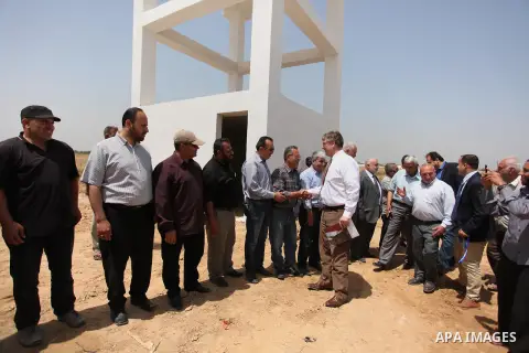 Representative for the Netherlands to the Palestinian Authority Peter Mollema visits a Dutch-funded project aimed at suppling farms with water, in Khan Younis in the southern Gaza Strip May 1, 2016. Photo by Ashraf Amra