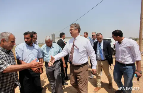 Representative for the Netherlands to the Palestinian Authority Peter Mollema visits a Dutch-funded project aimed at suppling farms with water, in Khan Younis in the southern Gaza Strip May 1, 2016. Photo by Ashraf Amra