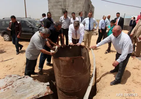Representative for the Netherlands to the Palestinian Authority Peter Mollema visits a Dutch-funded project aimed at suppling farms with water, in Khan Younis in the southern Gaza Strip May 1, 2016. Photo by Ashraf Amra
