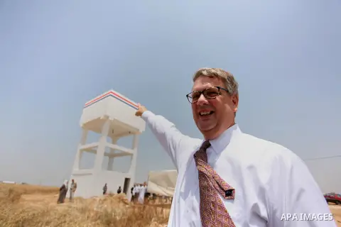 Representative for the Netherlands to the Palestinian Authority Peter Mollema visits a Dutch-funded project aimed at suppling farms with water, in Khan Younis in the southern Gaza Strip May 1, 2016. Photo by Ashraf Amra