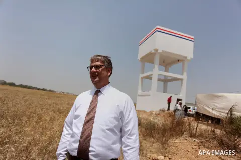 Representative for the Netherlands to the Palestinian Authority Peter Mollema visits a Dutch-funded project aimed at suppling farms with water, in Khan Younis in the southern Gaza Strip May 1, 2016. Photo by Ashraf Amra