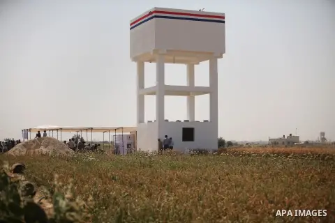 Representative for the Netherlands to the Palestinian Authority Peter Mollema visits a Dutch-funded project aimed at suppling farms with water, in Khan Younis in the southern Gaza Strip May 1, 2016. Photo by Ashraf Amra