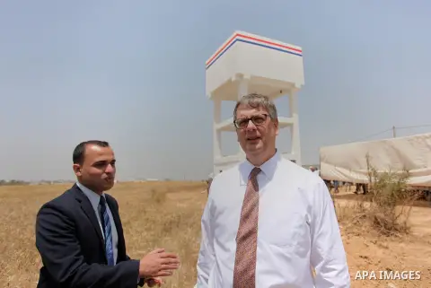 Representative for the Netherlands to the Palestinian Authority Peter Mollema visits a Dutch-funded project aimed at suppling farms with water, in Khan Younis in the southern Gaza Strip May 1, 2016. Photo by Ashraf Amra