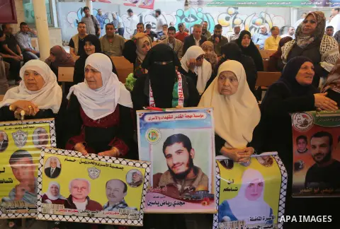 Palestinians take part in a protest demanding release the prisoners in Israeli jails, in front of Red cross office, in Gaza city, on May 2, 2016. Photo by Mohammed Asad