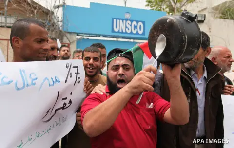 Palestinian workers demonstrate against the Israeli blockade of the Gaza Strip, in Gaza city, on May 3, 2016. Photo by Ashraf Amra