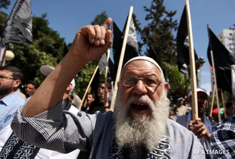 Palestinian supporters of the Islamist party Hizb Ut-Tahrir take part in a rally to mark the 95th anniversary of the overthrow of the Islamic Caliphate, in Gaza city on May 5, 2016. Photo by Ashraf Amra
