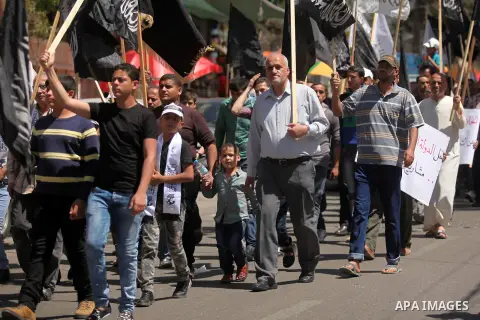 Palestinian supporters of the Islamist party Hizb Ut-Tahrir take part in a rally to mark the 95th anniversary of the overthrow of the Islamic Caliphate, in Gaza city on May 5, 2016. Photo by Ashraf Amra