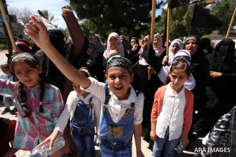 Palestinian supporters of the Islamist party Hizb Ut-Tahrir take part in a rally to mark the 95th anniversary of the overthrow of the Islamic Caliphate, in Gaza city on May 5, 2016. Photo by Ashraf Amra