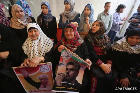 Palestinians take part in a protest demanding release the prisoners in Israeli jails, in front of Red cross office, in Gaza city, on May 9, 2016. Photo by Mohammed Asad