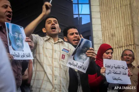 Egyptian Journalists and activists chant slogans and hold banners during a protest in front of the Journalists' Syndicate in Cairo, Egypt, on May 12, 2016. Egypt's journalists' syndicate called for the dismissal of the i...