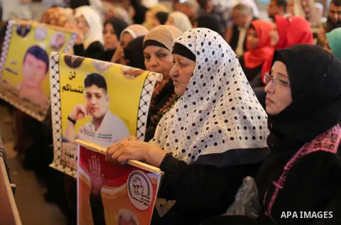 Palestinians take part in a protest demanding release the prisoners in Israeli jails, in front of Red cross office, in Gaza city, on May 16, 2016. Photo by Mohammed Asad