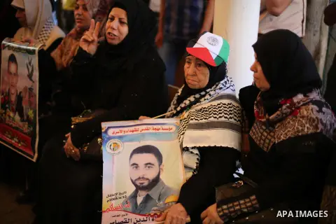 Palestinians take part in a protest demanding release the prisoners in Israeli jails, in front of Red cross office, in Gaza city, on May 16, 2016. Photo by Mohammed Asad