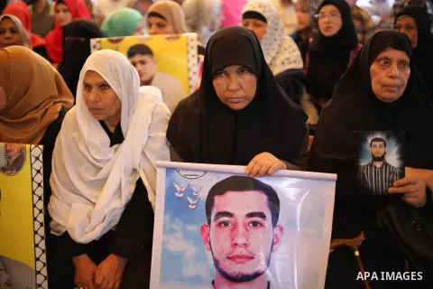 Palestinians take part in a protest demanding release the prisoners in Israeli jails, in front of Red cross office, in Gaza city, on May 16, 2016. Photo by Mohammed Asad