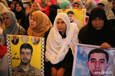 Palestinians take part in a protest demanding release the prisoners in Israeli jails, in front of Red cross office, in Gaza city, on May 16, 2016. Photo by Mohammed Asad