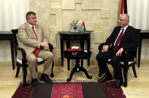 Palestinian Prime MInister Rami Hamdallah meets with British Consul General to Jerusalem Alastair McPhail, in the West Bank city of Ramallah on May 16, 2016. Photo by Prime Minister Office
