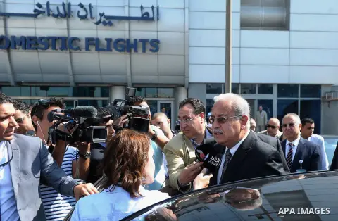Egyptian Prime Minister Sherif Ismail (R) speaks to reporters after arriving at airport to follow up the incident of the missing EgyptAir flight MS804, Cairo, Egypt, 19 May 2016. According to media reports quoting EgyptA...