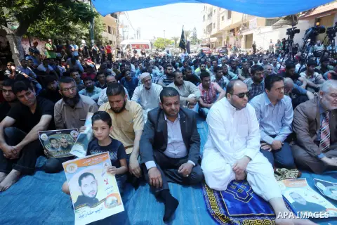 Palestinian supporters of the Islamic Jihad Movement attend Friday prayers to show solidarity with Palestinian prisoners in Israeli Jails, in front of Red cross office in Gaza city, on May 20, 2016. Photo by Mohammed Asa...