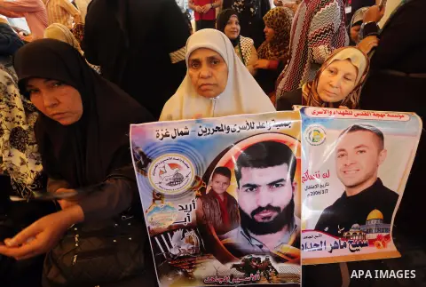 Palestinians take part in a protest demanding release the prisoners in Israeli jails, in front of Red cross office, in Gaza city, on May 23, 2016. Photo by Mohammed Asad