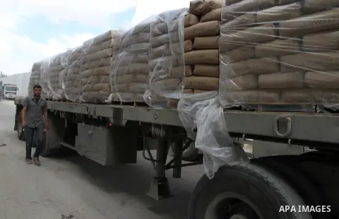 Loaded trucks cross the Kerem Shalom crossing to Rafah in southern Gaza Strip on May 23, 2016. Israel said on May 22 it was lifting a ban imposed last month on private imports of cement to the Hamas-run Gaza Strip. The b...