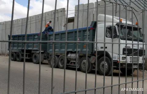 Loaded trucks cross the Kerem Shalom crossing to Rafah in southern Gaza Strip on May 23, 2016. Israel said on May 22 it was lifting a ban imposed last month on private imports of cement to the Hamas-run Gaza Strip. The b...