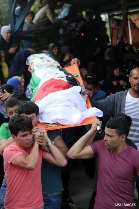 Mourners carry the body of Palestinian man Ibrahim Taha, who was shot dead by Israeli police along with his sister Maram Abu Ismail last month, during their funeral near the West Bank city of Ramallah May 23, 2016. Photo...