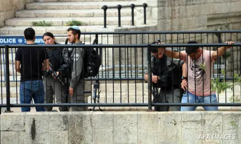 Israeli police arrest a Palestinian youth in Jerusalem's Old City on May 23, 2016. Photo by Mahfouz Abu Turk