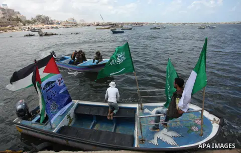 Palestinians take part in a protest against the Israeli blockade of the Gaza Strip at the Gaza seaport, on May 24, 2016. Photo by Ashraf Amra