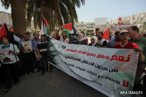 Palestinian relatives of patient prisoners in Israeli jails take part in a protest demanding for their release,in the West Bank city of Nablus on May 26, 2016. Photo by Nedal Eshtayah