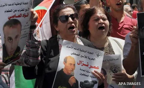 Palestinian relatives of patient prisoners in Israeli jails take part in a protest demanding for their release,in the West Bank city of Nablus on May 26, 2016. Photo by Nedal Eshtayah