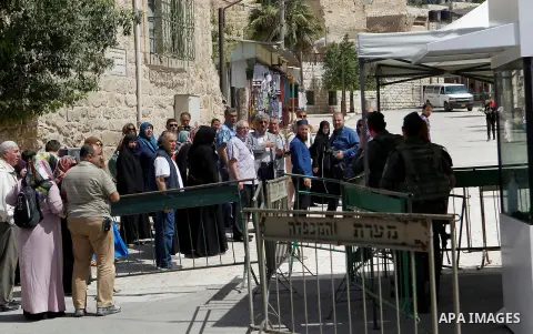 Turkish Muslim tourists make their way to the Ibrahimi mosque to pray in the Old Ciity of Hebron, 26 May 2016. The numbers of Turkish visitors increased compared to pervious years. Photo by Wisam Hashlamoun