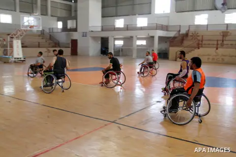 An American coach Jess marc, trains disabled Palestinians to play a basketball in Khan Younis in the southern Gaza strip, on May 26, 2016. Photo by Abed Rahim Khatib