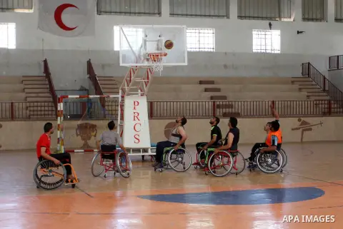 An American coach Jess marc, trains disabled Palestinians to play a basketball in Khan Younis in the southern Gaza strip, on May 26, 2016. Photo by Abed Rahim Khatib