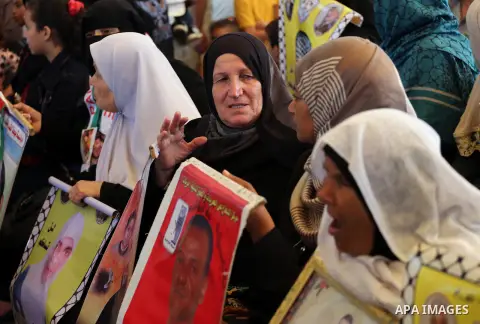 Palestinians take part in a protest demanding release the prisoners in Israeli jails, in front of Red cross office, in Gaza city, on May 30, 2016. Photo by Mohammed Asad