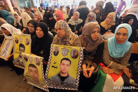 Palestinians take part in a protest demanding release the prisoners in Israeli jails, in front of Red cross office, in Gaza city, on May 30, 2016. Photo by Mohammed Asad