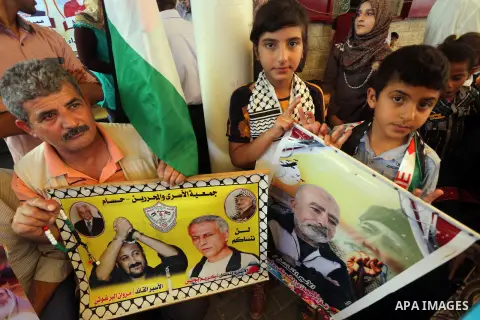 Palestinians take part in a protest demanding release the prisoners in Israeli jails, in front of Red cross office, in Gaza city, on May 30, 2016. Photo by Mohammed Asad