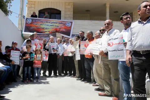 Palestinians take part in a protest to solidarity with the prisoners in Israeli jails, in front of Red cross office, in the West Bank city of Hebron, on May 30, 2016. Photo by Wisam Hashlamoun