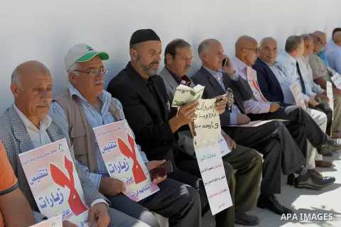 Palestinians take part in a protest to solidarity with the prisoners in Israeli jails, in front of Red cross office, in the West Bank city of Hebron, on May 30, 2016. Photo by Wisam Hashlamoun