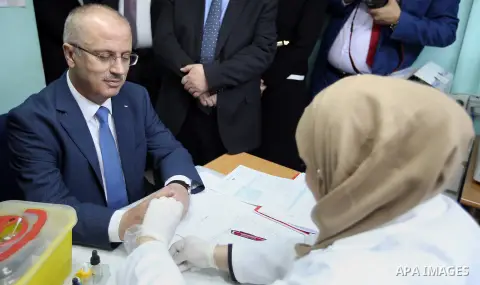 Palrstinian Prime Minister, Rami Hamadallah, takes part in a blood donation campaignt, in the West Bank city of Ramallah, on June 1, 2016. Photo by Prime Minister Office
