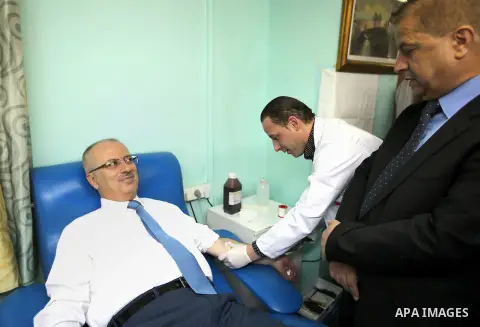 Palrstinian Prime Minister, Rami Hamadallah, takes part in a blood donation campaignt, in the West Bank city of Ramallah, on June 1, 2016. Photo by Prime Minister Office