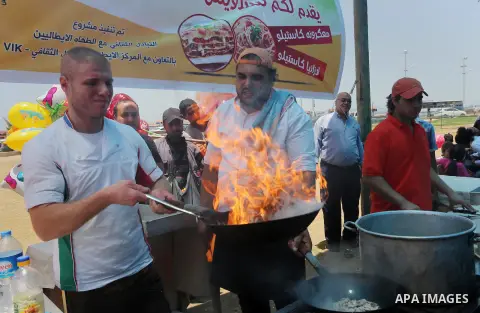Italian chefs teach Palestinian chefs to make pizza and pasta during a food exhibition organized by Italian center for cultural exchange (VIK) and Palestinian ministry of culture, at the seaport of Gaza City, on 01 June...