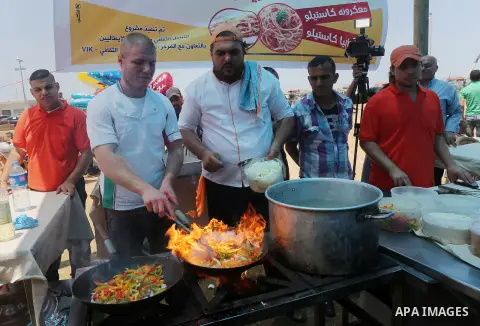 Italian chefs teach Palestinian chefs to make pizza and pasta during a food exhibition organized by Italian center for cultural exchange (VIK) and Palestinian ministry of culture, at the seaport of Gaza City, on 01 June...