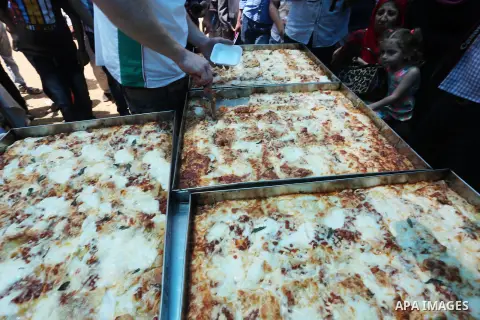 Italian chefs teach Palestinian chefs to make pizza and pasta during a food exhibition organized by Italian center for cultural exchange (VIK) and Palestinian ministry of culture, at the seaport of Gaza City, on 01 June...