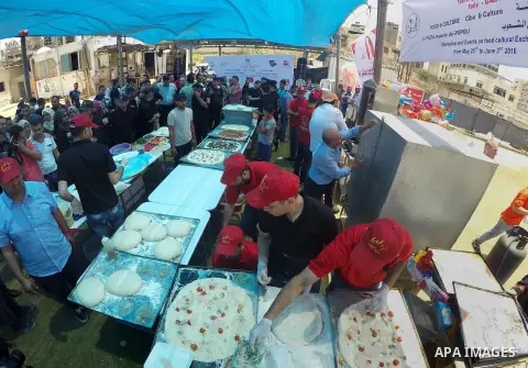 Italian chefs teach Palestinian chefs to make pizza and pasta during a food exhibition organized by Italian center for cultural exchange (VIK) and Palestinian ministry of culture, at the seaport of Gaza City, on 01 June...