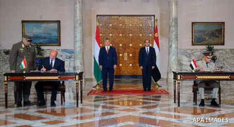 Egyptian President Abdel-Fattah al-Sisi and Hungarian Prime Minister Viktor Orban attend the signature of cooperation at the presidential palace in Cairo, Egypt, on June 1, 2016. Photo by Egyptian President Office