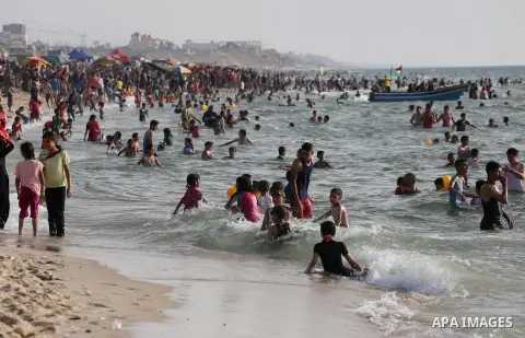 Palestininas swim in the Mediterranean sea on the coast of Gaza city, on June 03, 2016 on the last Friday before the Islamic holy month of Ramadan. Photo by Mohammed Asad