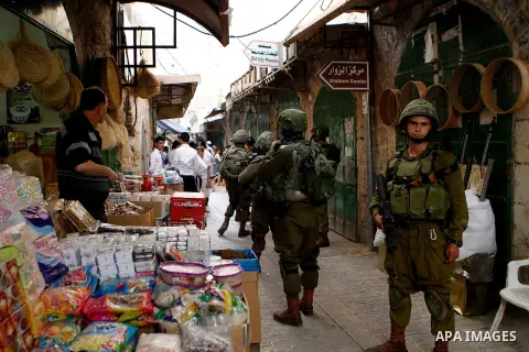 Israeli troops guard Israeli settlers during their weekly tour through the Old City of West Bank city of Hebron, 04 June 2016. Every Saturday a tour through Hebron's Old City, which is usually off limits for Israeli sett...